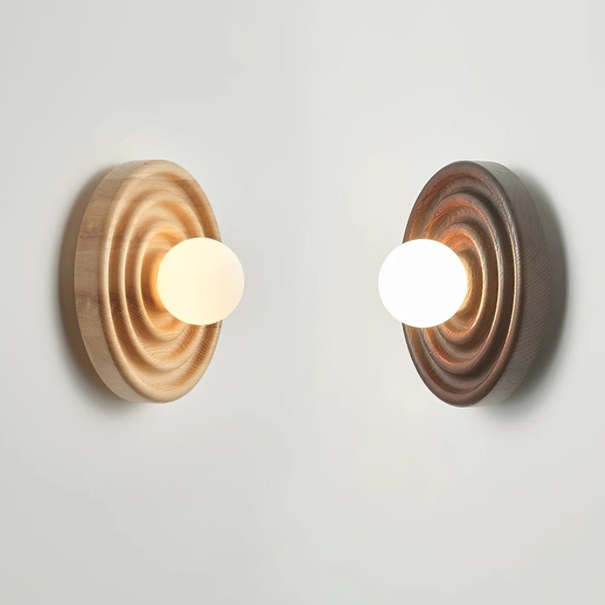 Aldinise wandlamp Ripple met walnootlichaam en glazen bolkap