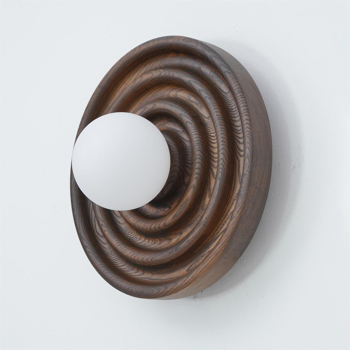 Aldinise wandlamp Ripple met walnootlichaam en glazen bolkap