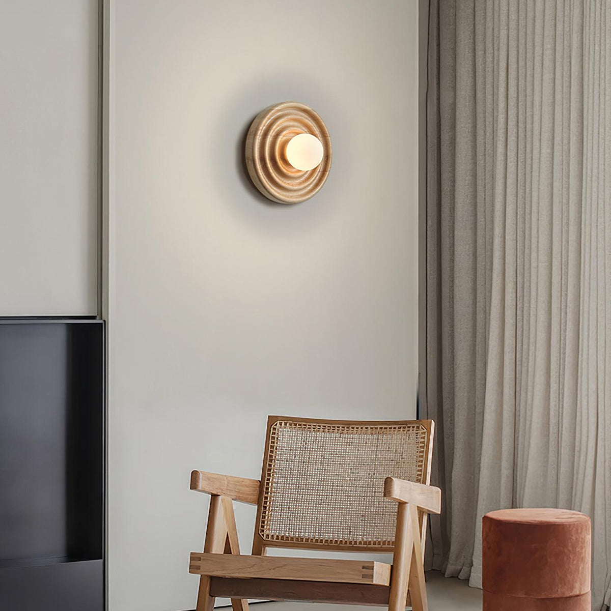 Aldinise wandlamp Ripple met walnootlichaam en glazen bolkap