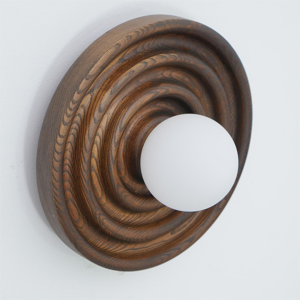 Aldinise wandlamp Ripple met walnootlichaam en glazen bolkap