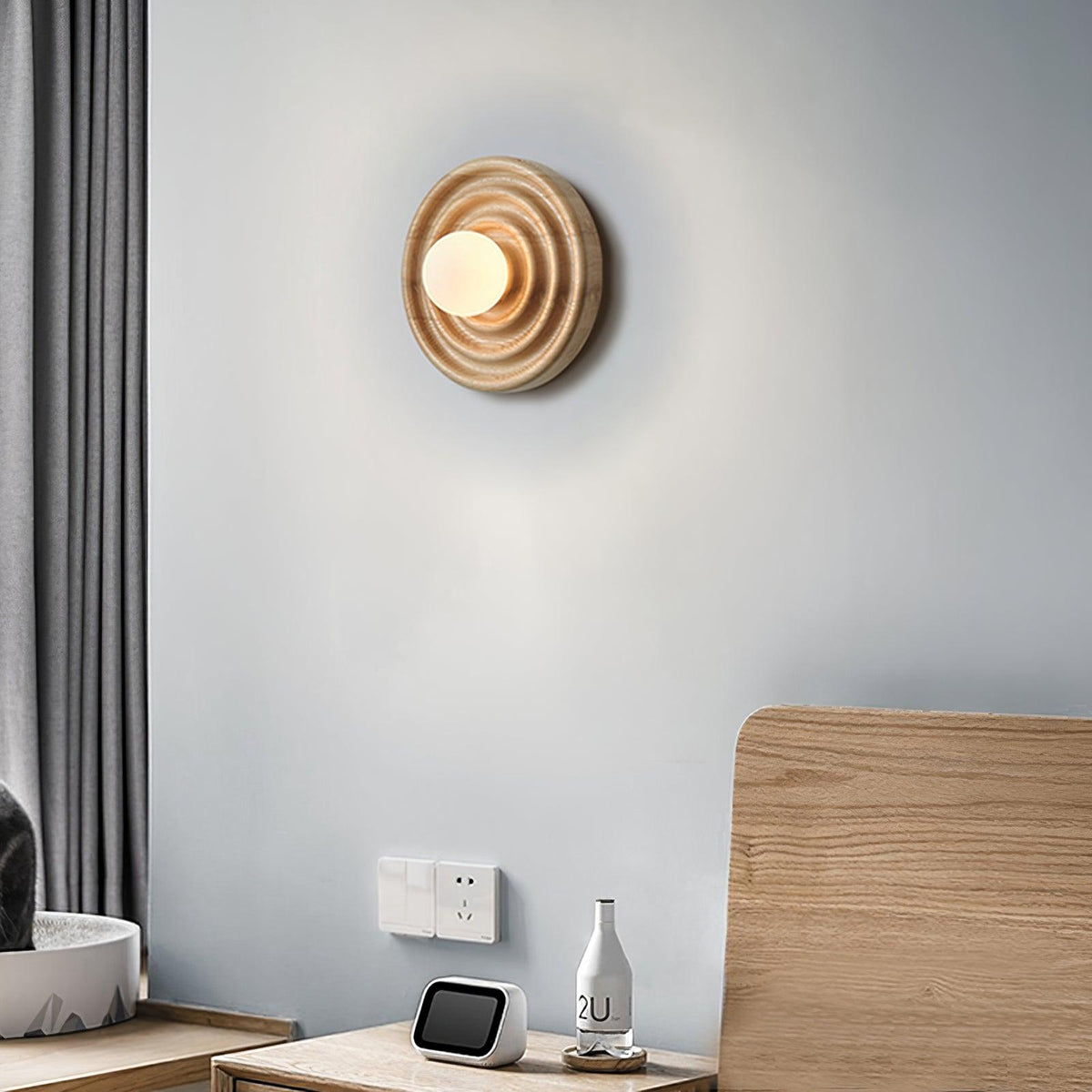 Aldinise wandlamp Ripple met walnootlichaam en glazen bolkap