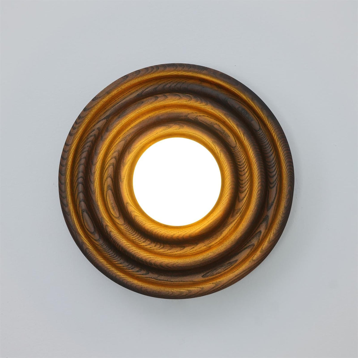 Aldinise wandlamp Ripple met walnootlichaam en glazen bolkap