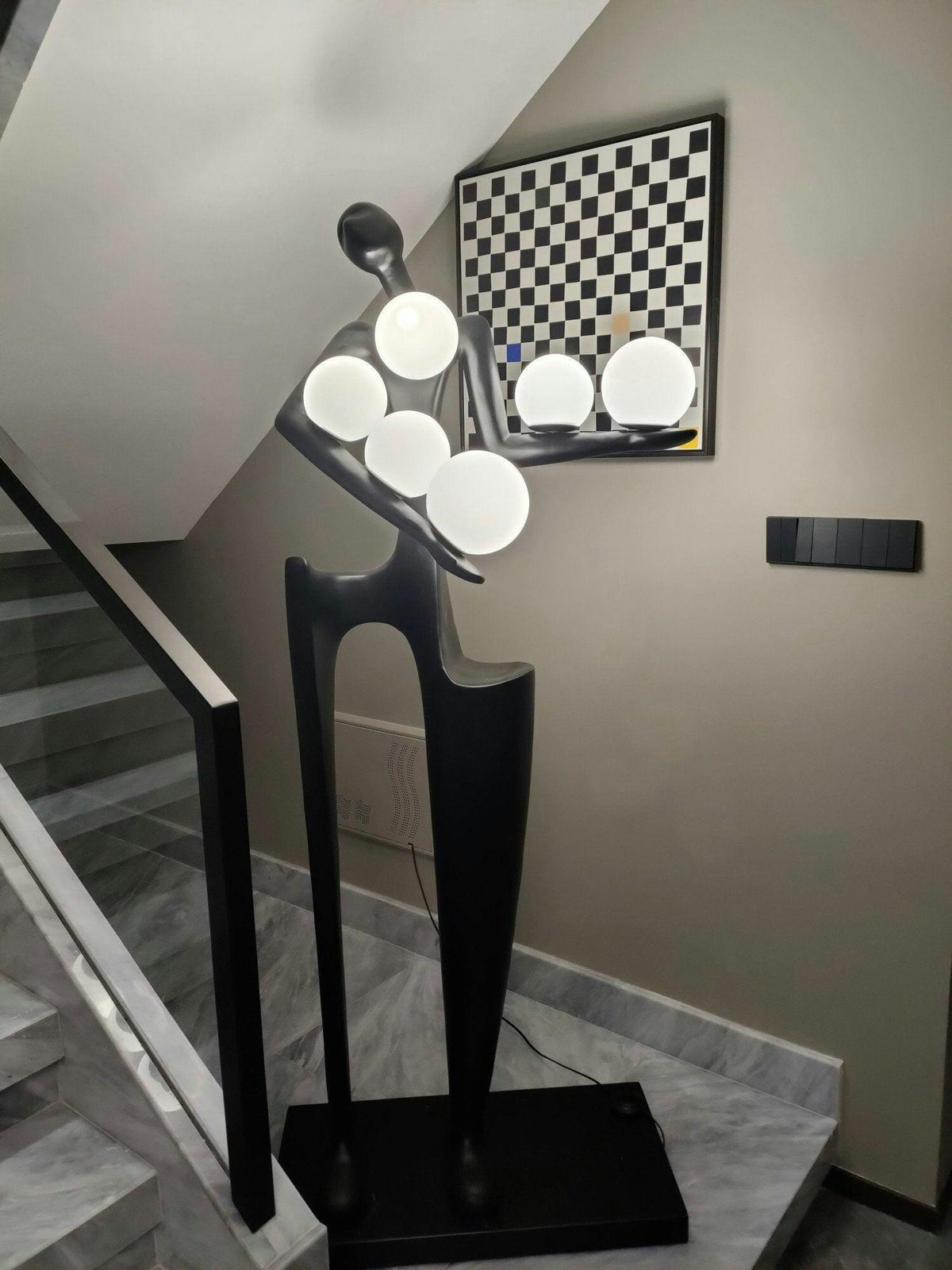 Viraeette kunststof vloerlamp in artistiek ontwerp
