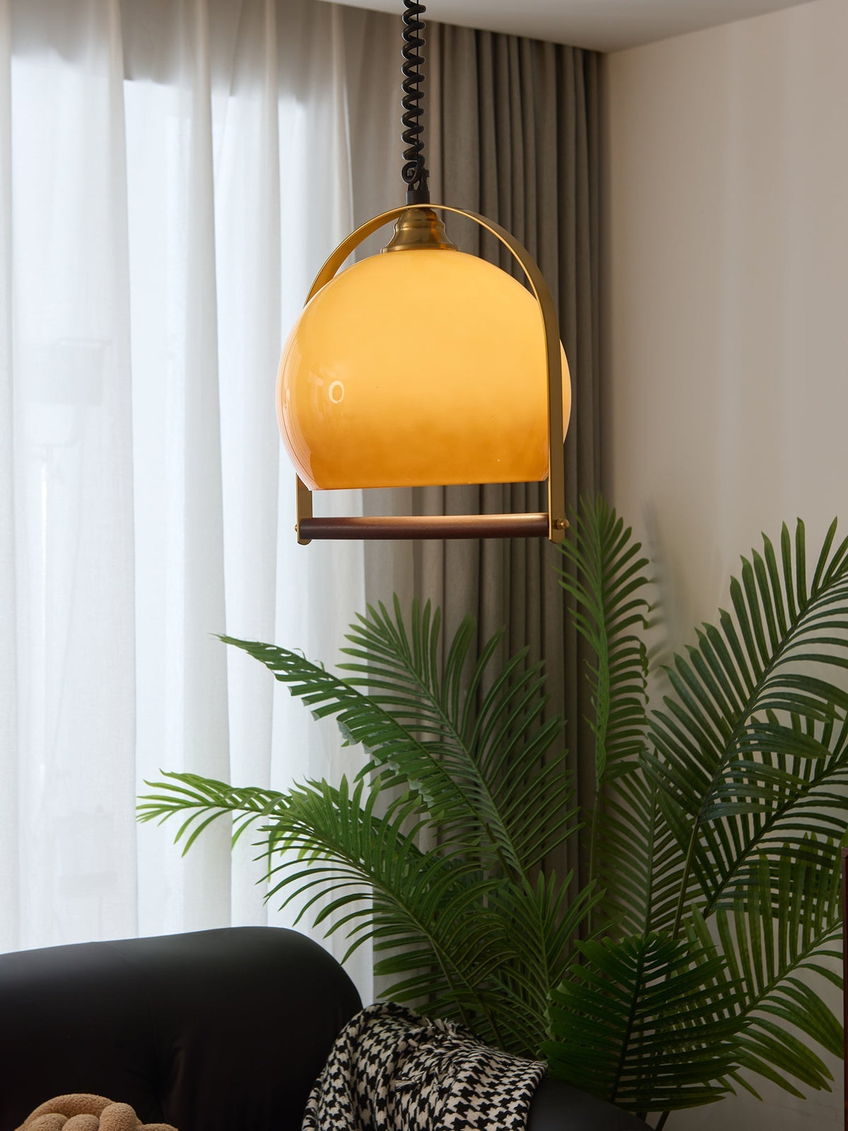 Halcyon Moderne hanglamp van hout met minimalistische boog