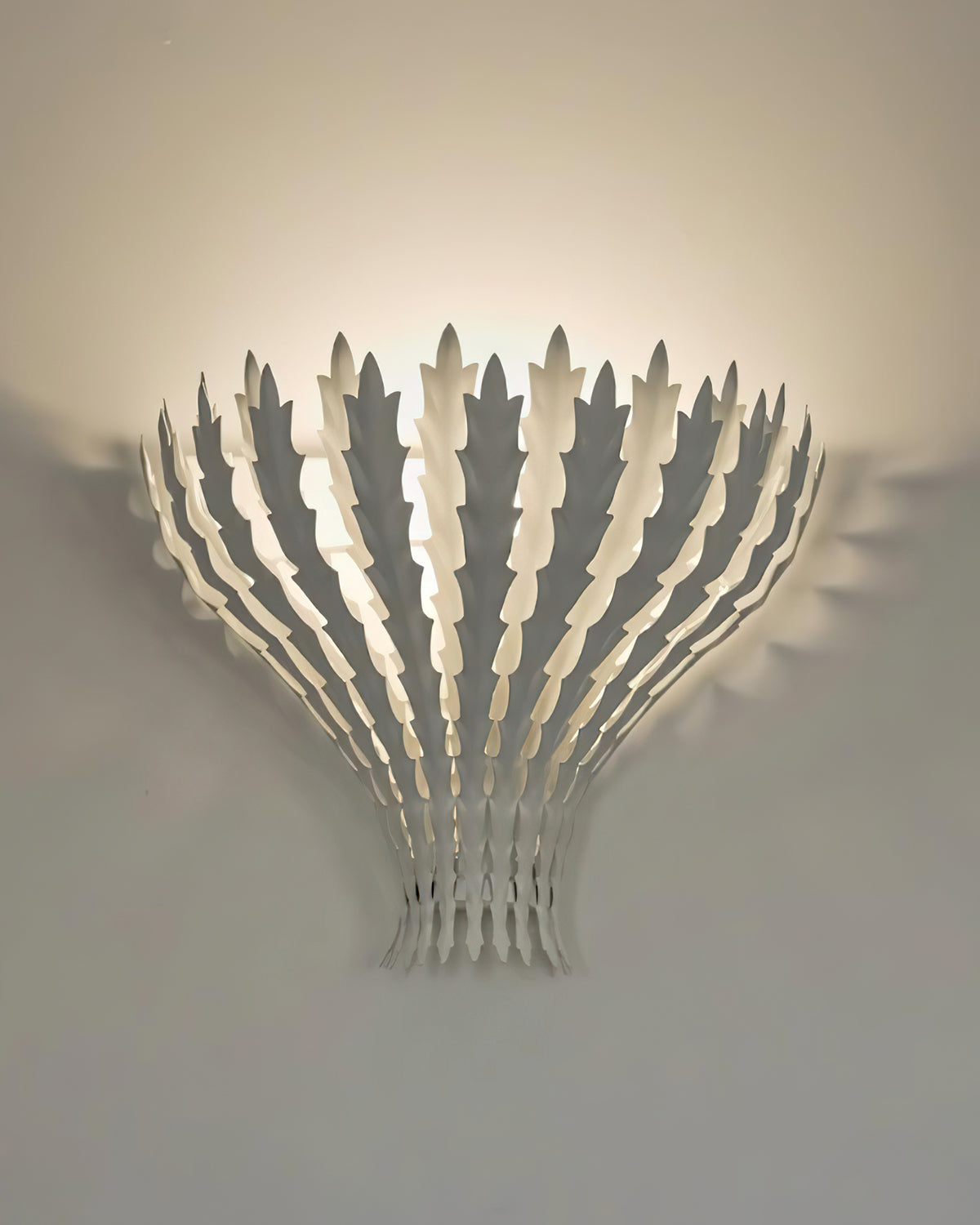 Hampton wandlamp met handgemaakte bladmotief en elegante afwerking