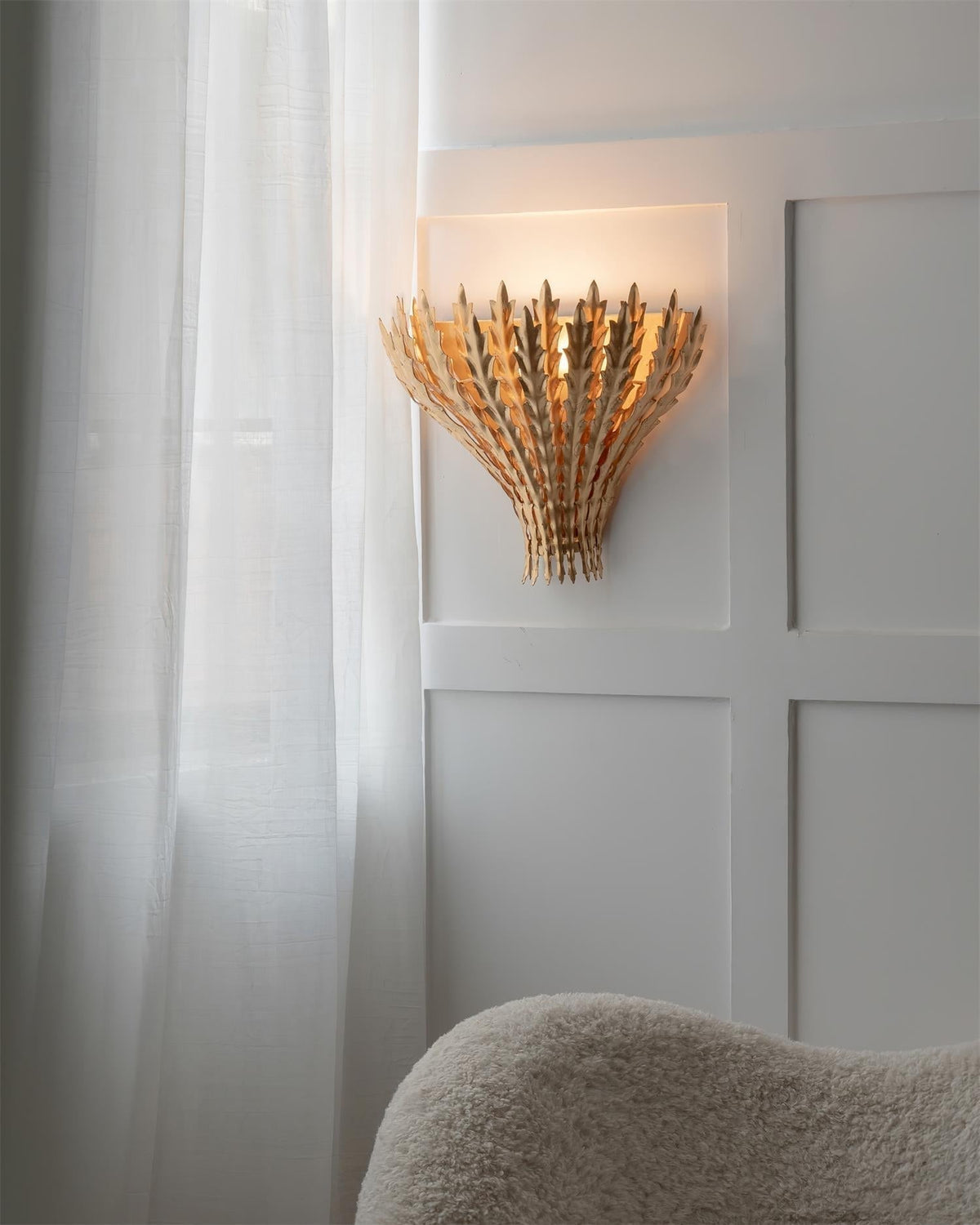 Hampton wandlamp met handgemaakte bladmotief en elegante afwerking