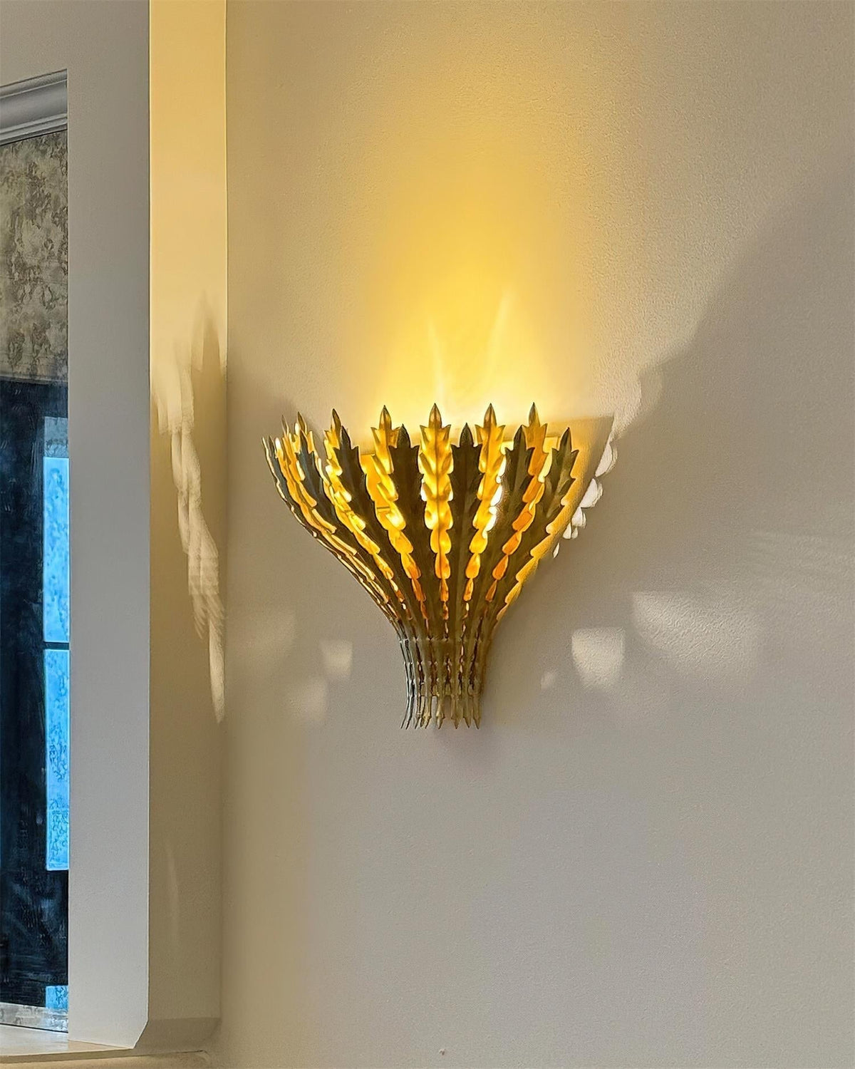 Hampton wandlamp met handgemaakte bladmotief en elegante afwerking