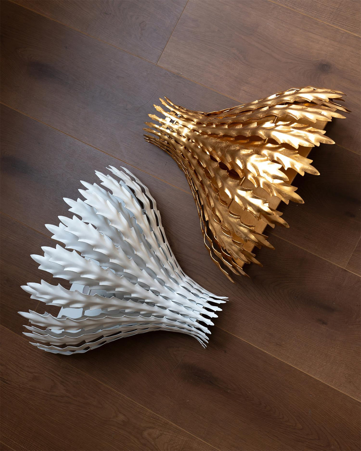 Hampton wandlamp met handgemaakte bladmotief en elegante afwerking