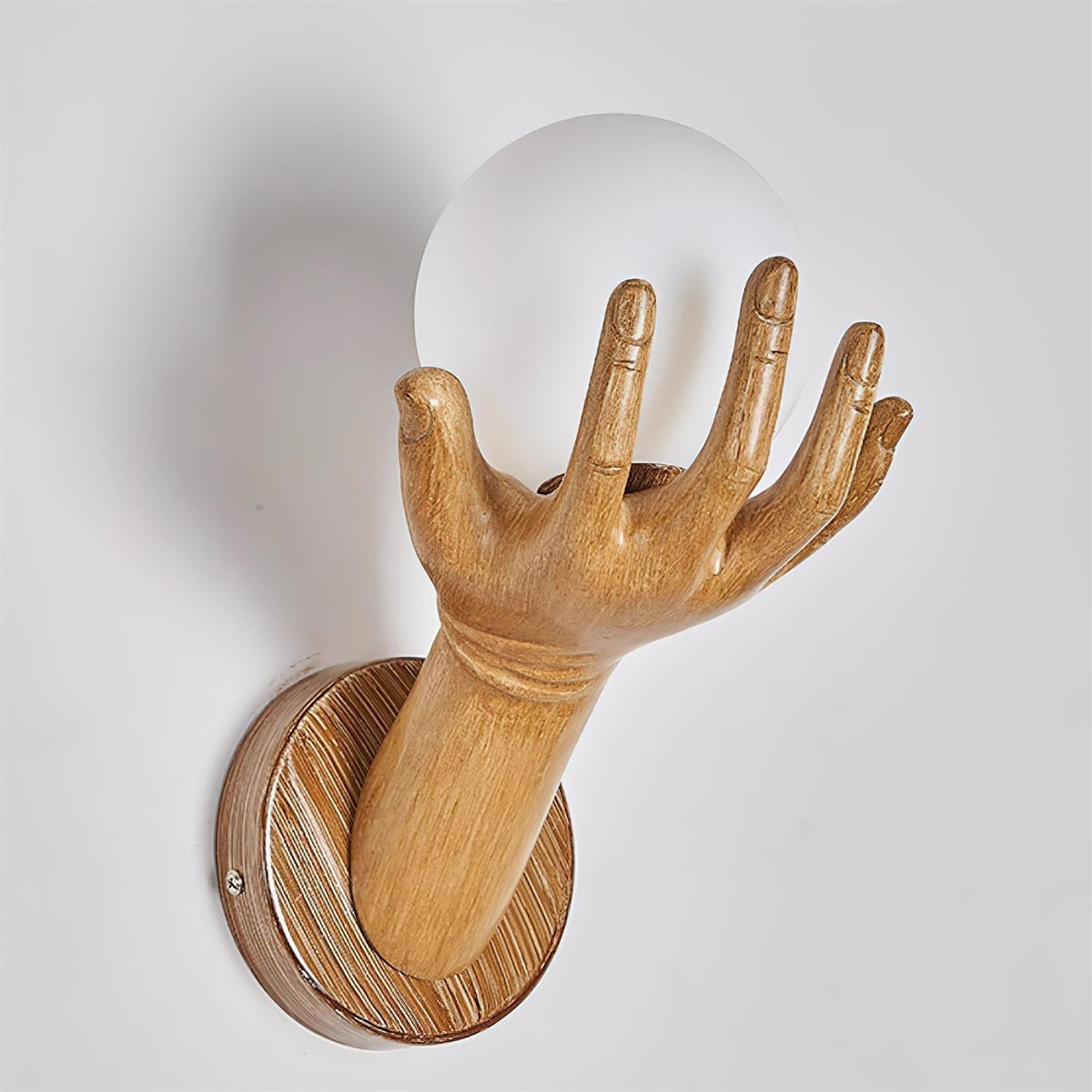Wandlamp met polymer lichthuis, handvormige bolkap en houtnerf-afwerking