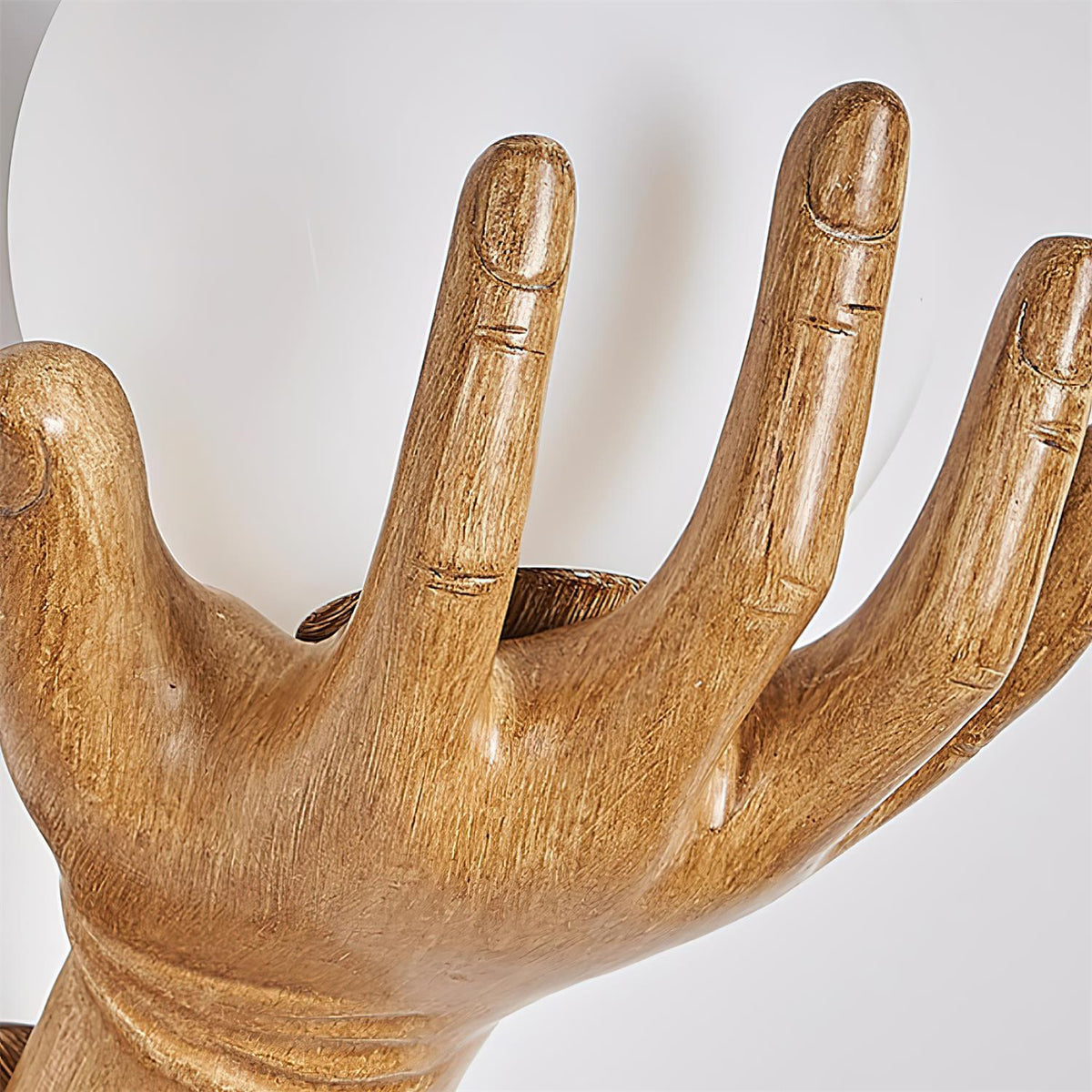 Wandlamp met polymer lichthuis, handvormige bolkap en houtnerf-afwerking