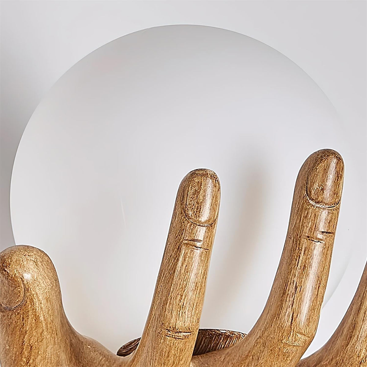 Wandlamp met polymer lichthuis, handvormige bolkap en houtnerf-afwerking