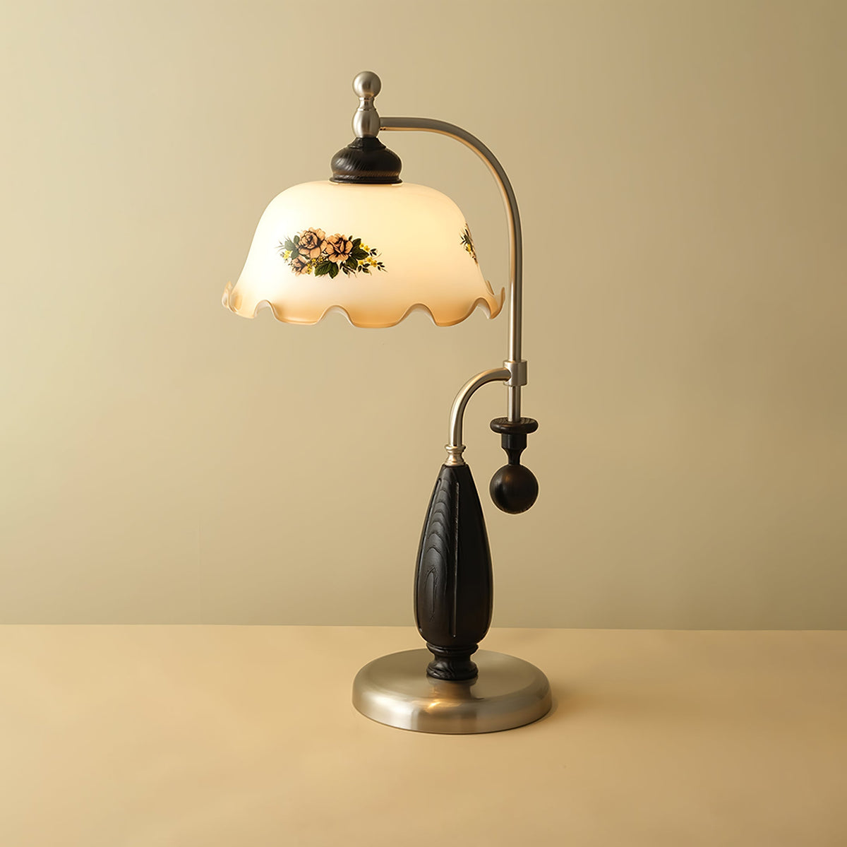 Sylorette tafellamp van walnoothout in vintage stijl