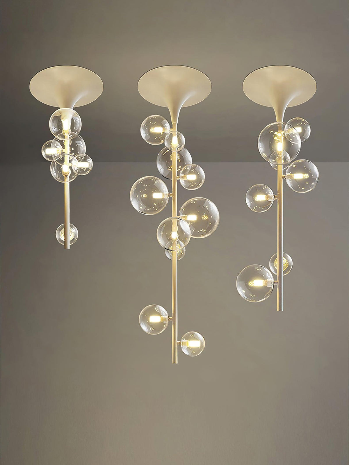 Celeina hanglamp van messing met cascaderend glas voor de gang