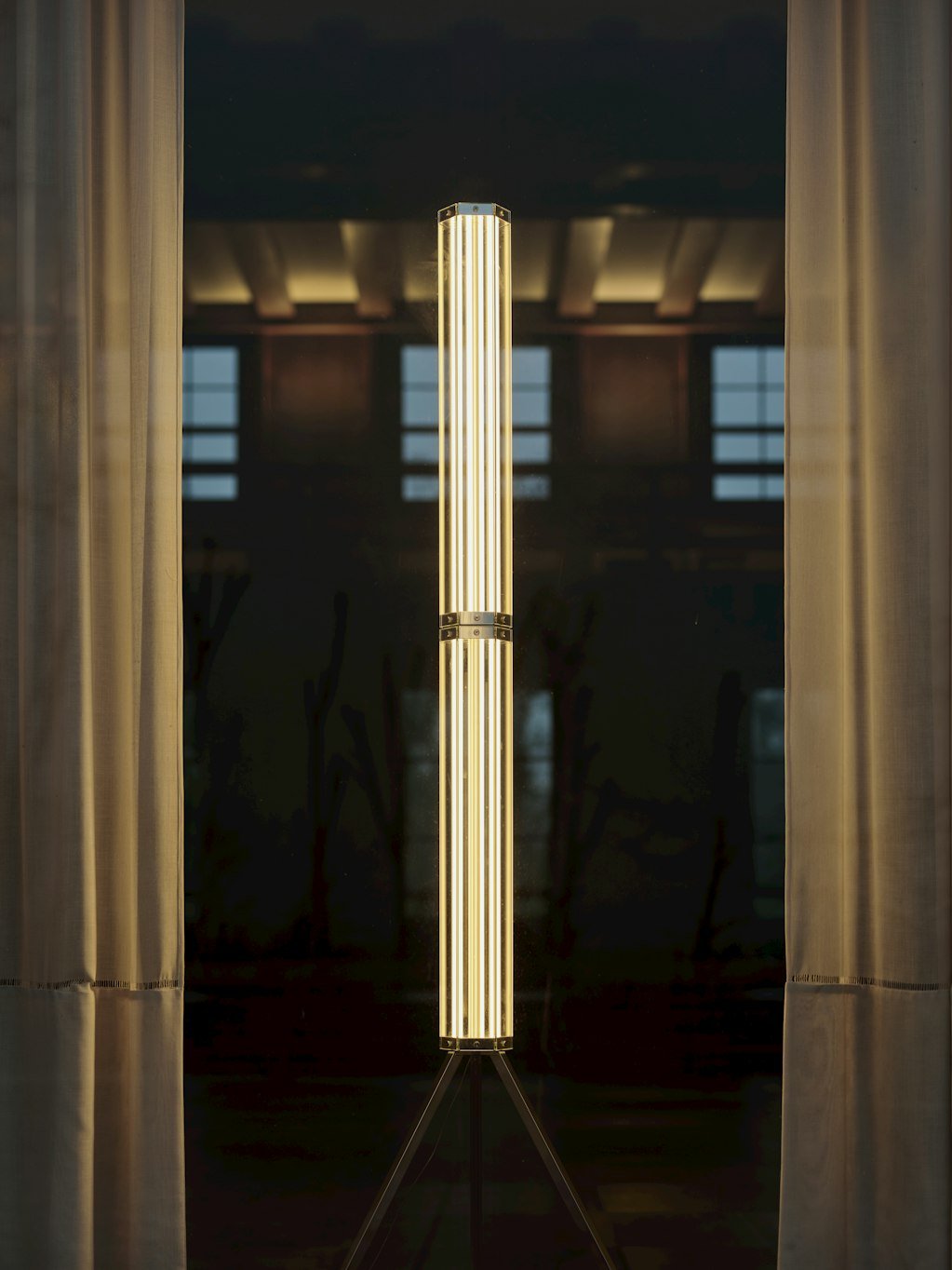 Hexagonal hanglamp van glas met chroomkader