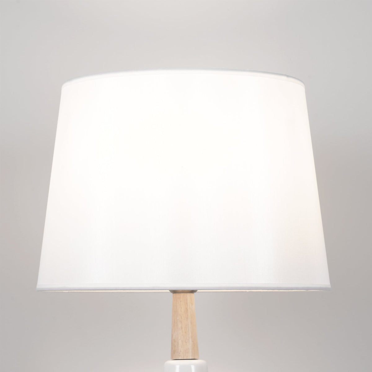 Lennon Minimalistische tafellamp van hars