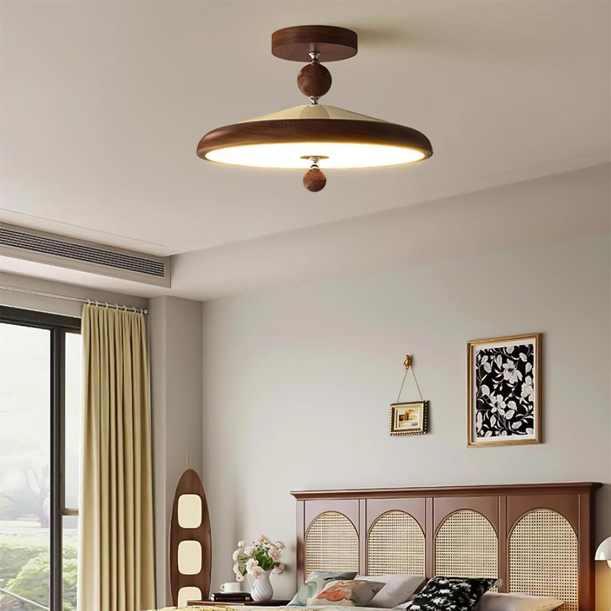 Sorvian plafondlamp met houten frame rond midcentury
