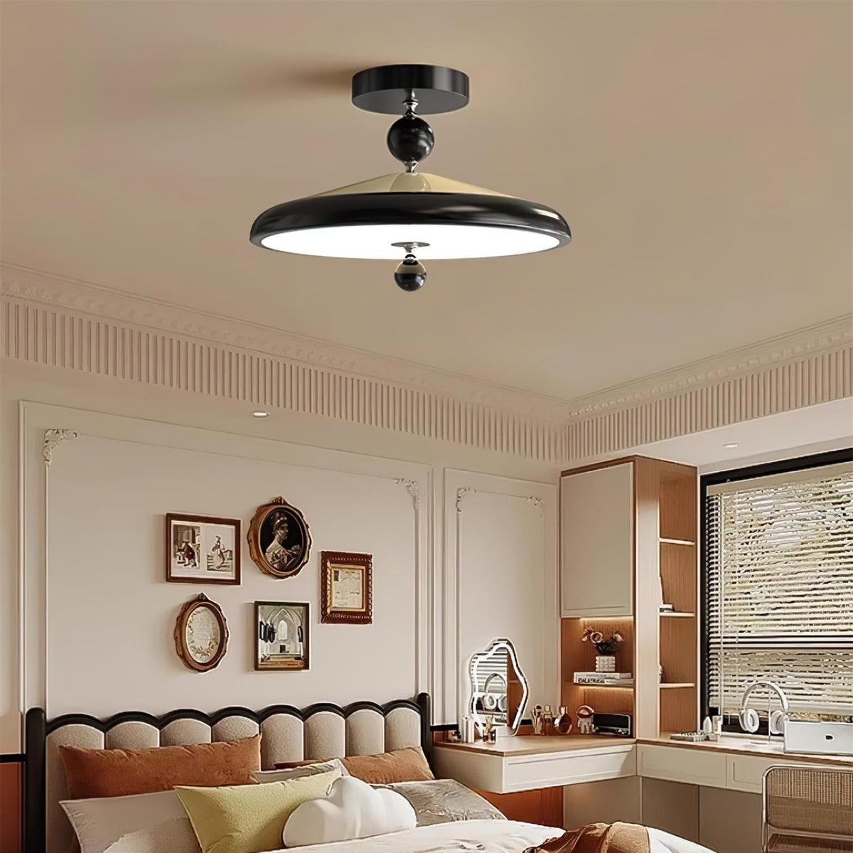 Sorvian plafondlamp met houten frame rond midcentury
