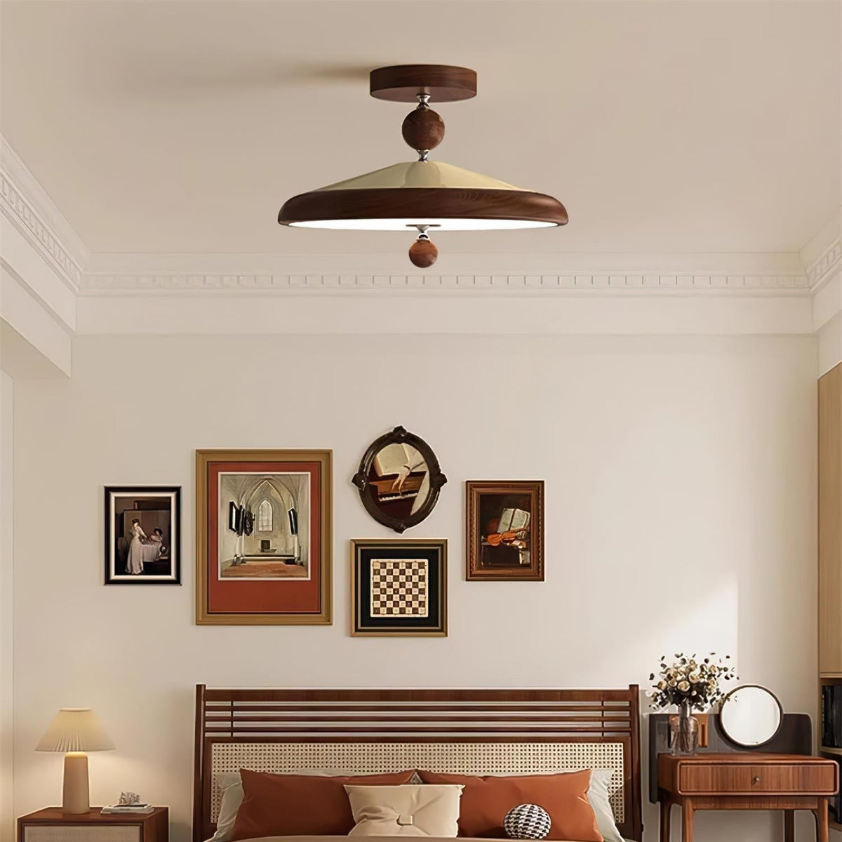 Sorvian plafondlamp met houten frame rond midcentury