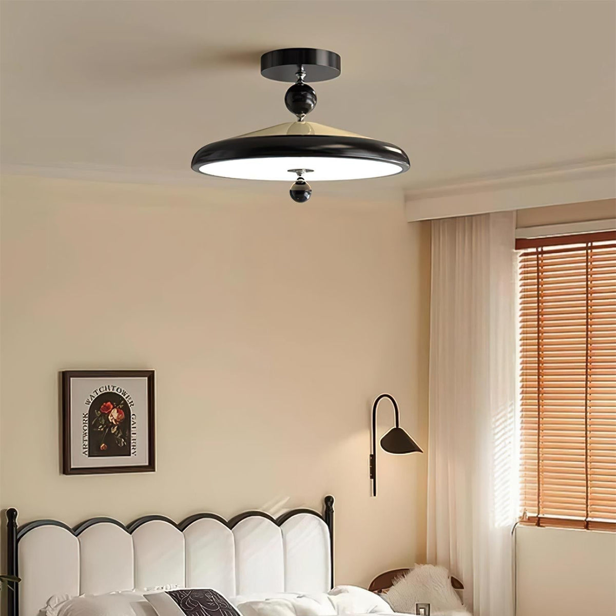 Sorvian plafondlamp met houten frame rond midcentury