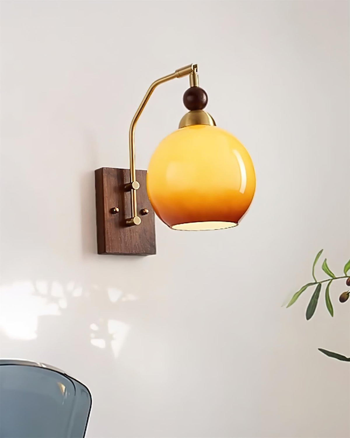 Rinuette wandlamp messing glas walnoot