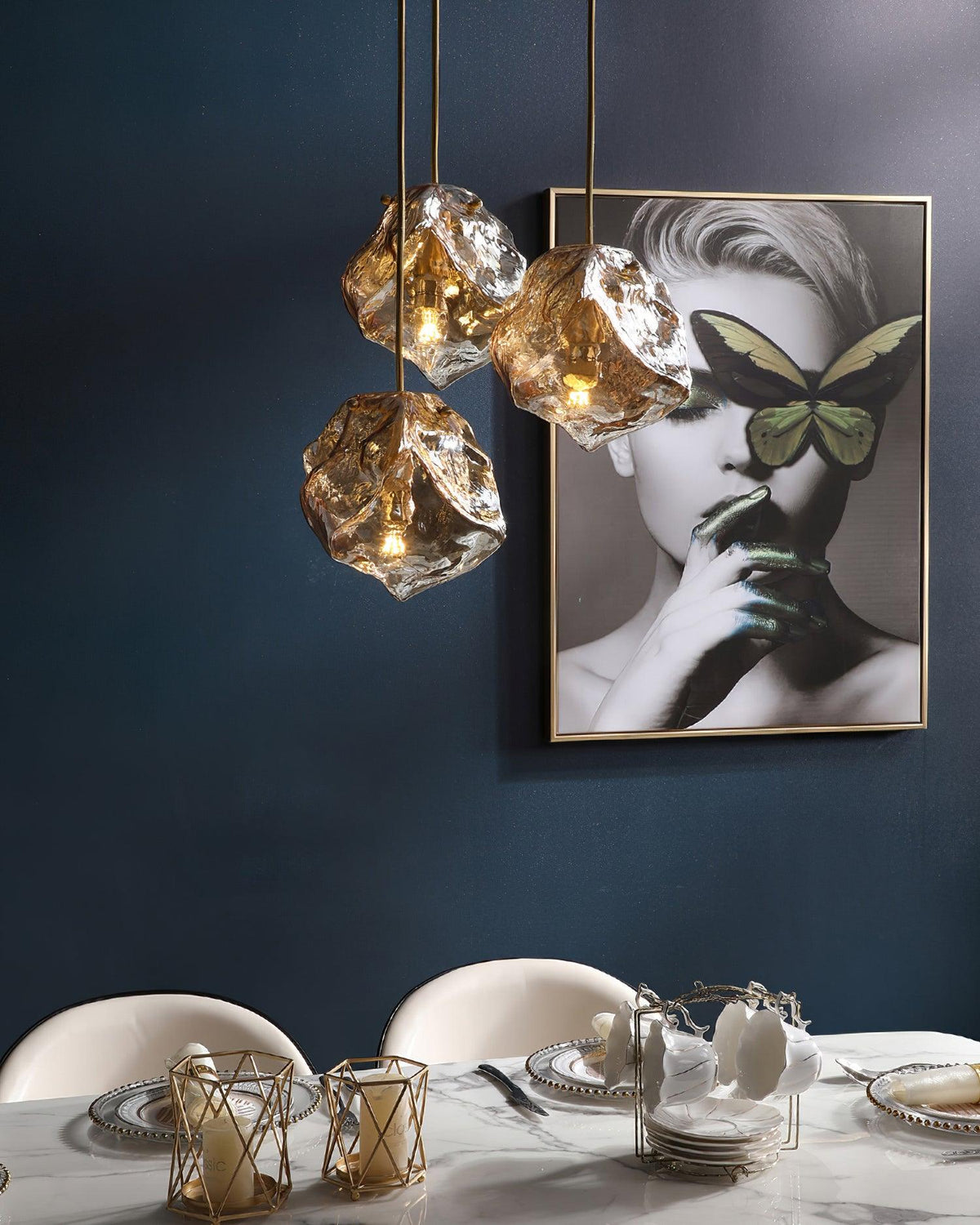 Kixu Luxe hanglamp van messing met amberkleurige kap