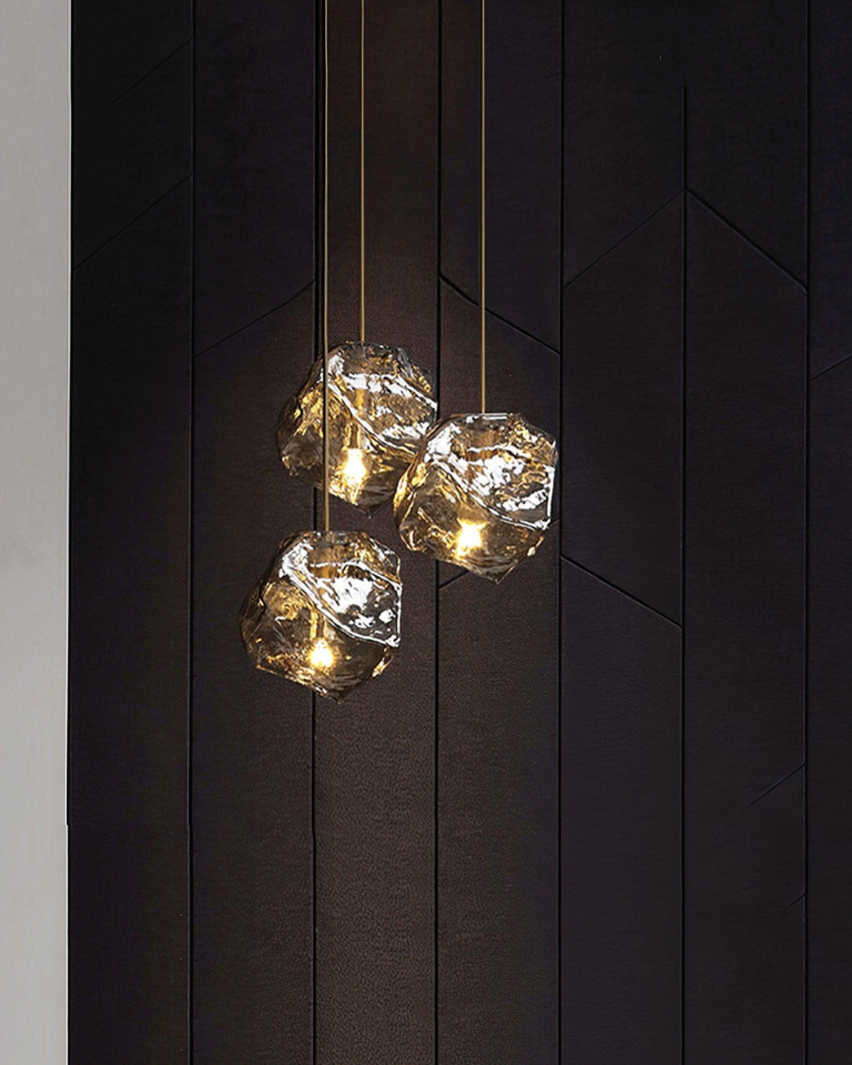 Kixu Luxe hanglamp van messing met amberkleurige kap
