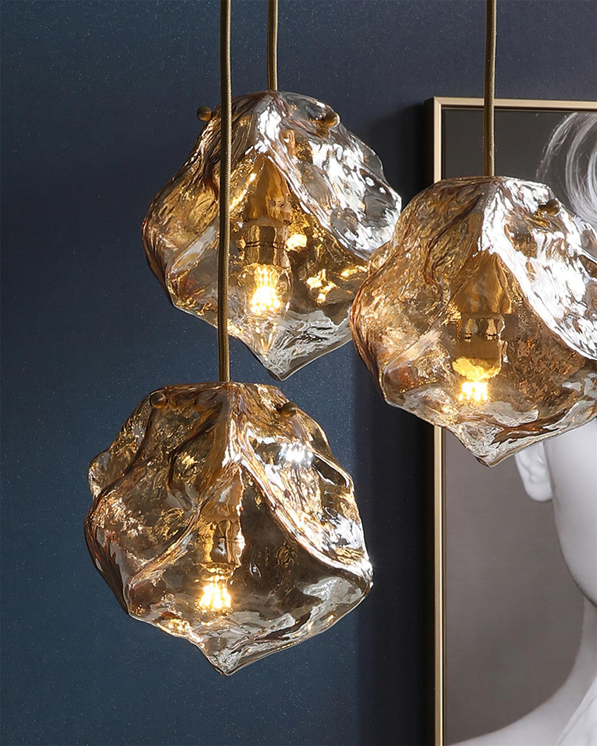 Kixu Luxe hanglamp van messing met amberkleurige kap