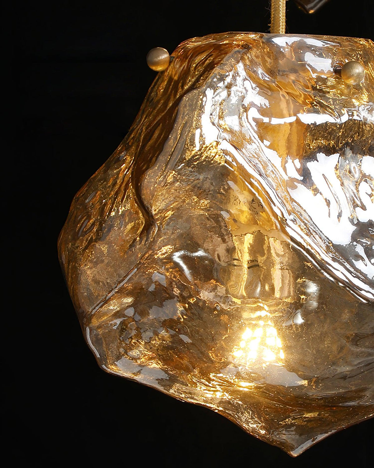 Kixu Luxe hanglamp van messing met amberkleurige kap