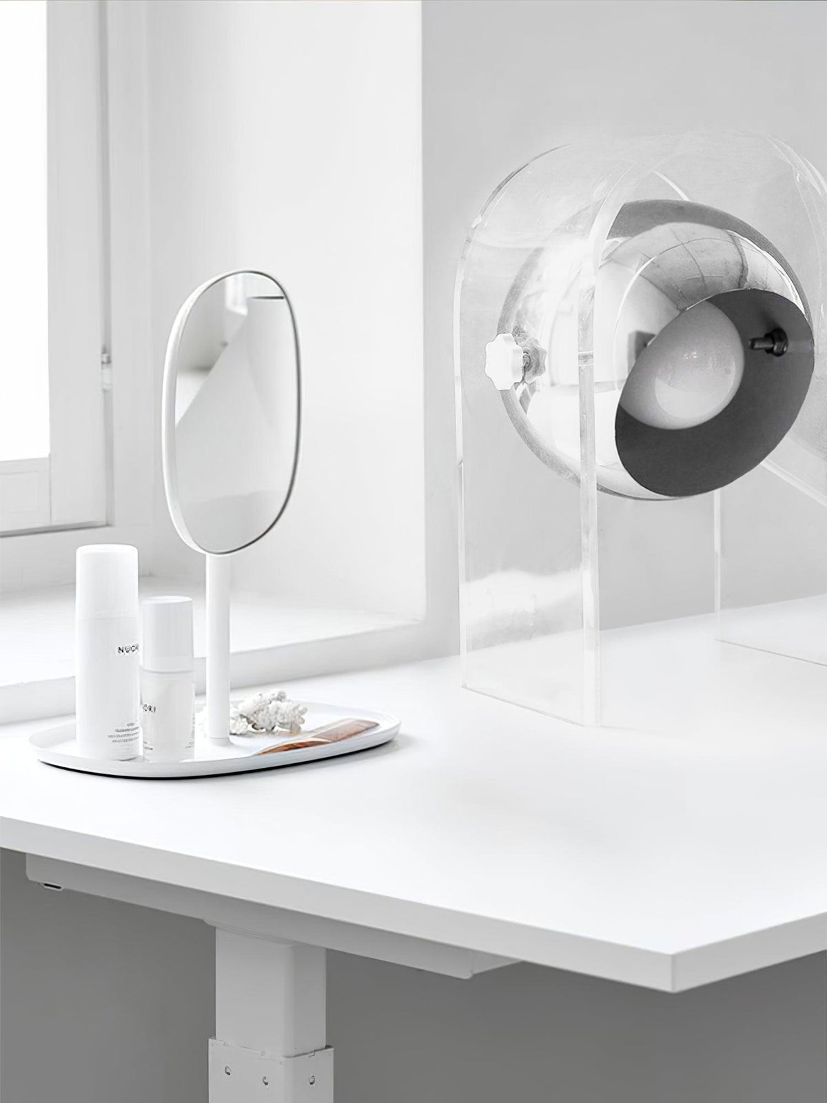 Tynza tafellamp van staal in futuristische stijl