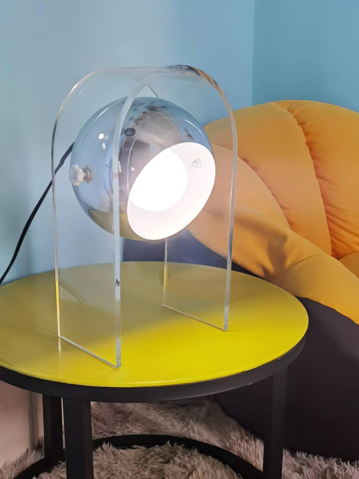 Tynza tafellamp van staal in futuristische stijl