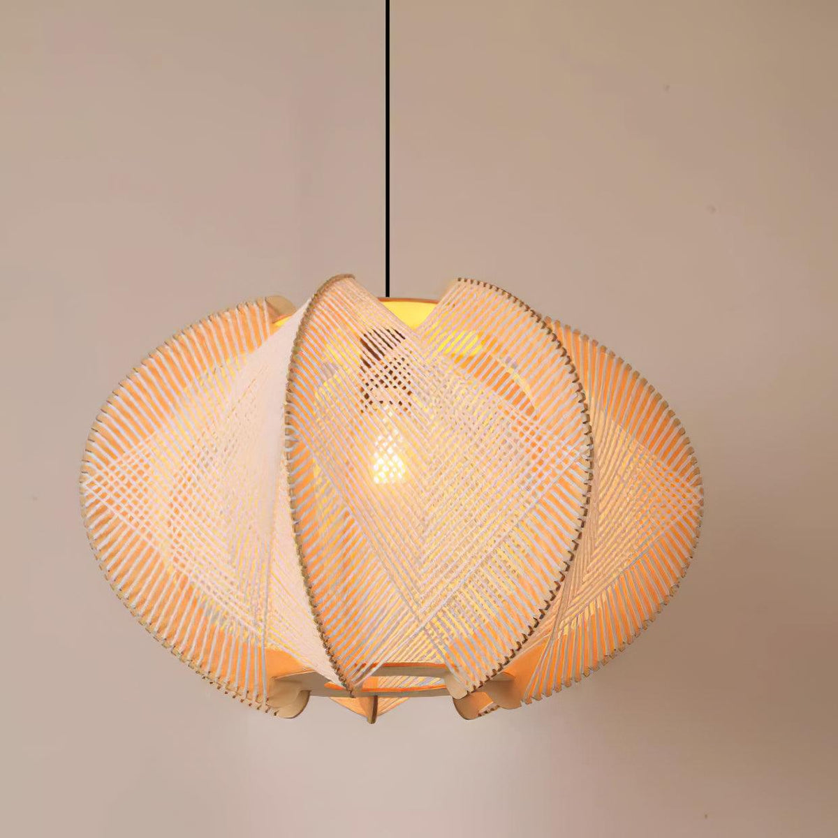 Vanto hanglamp met stoffen kap, houten frame en gedetailleerde draad