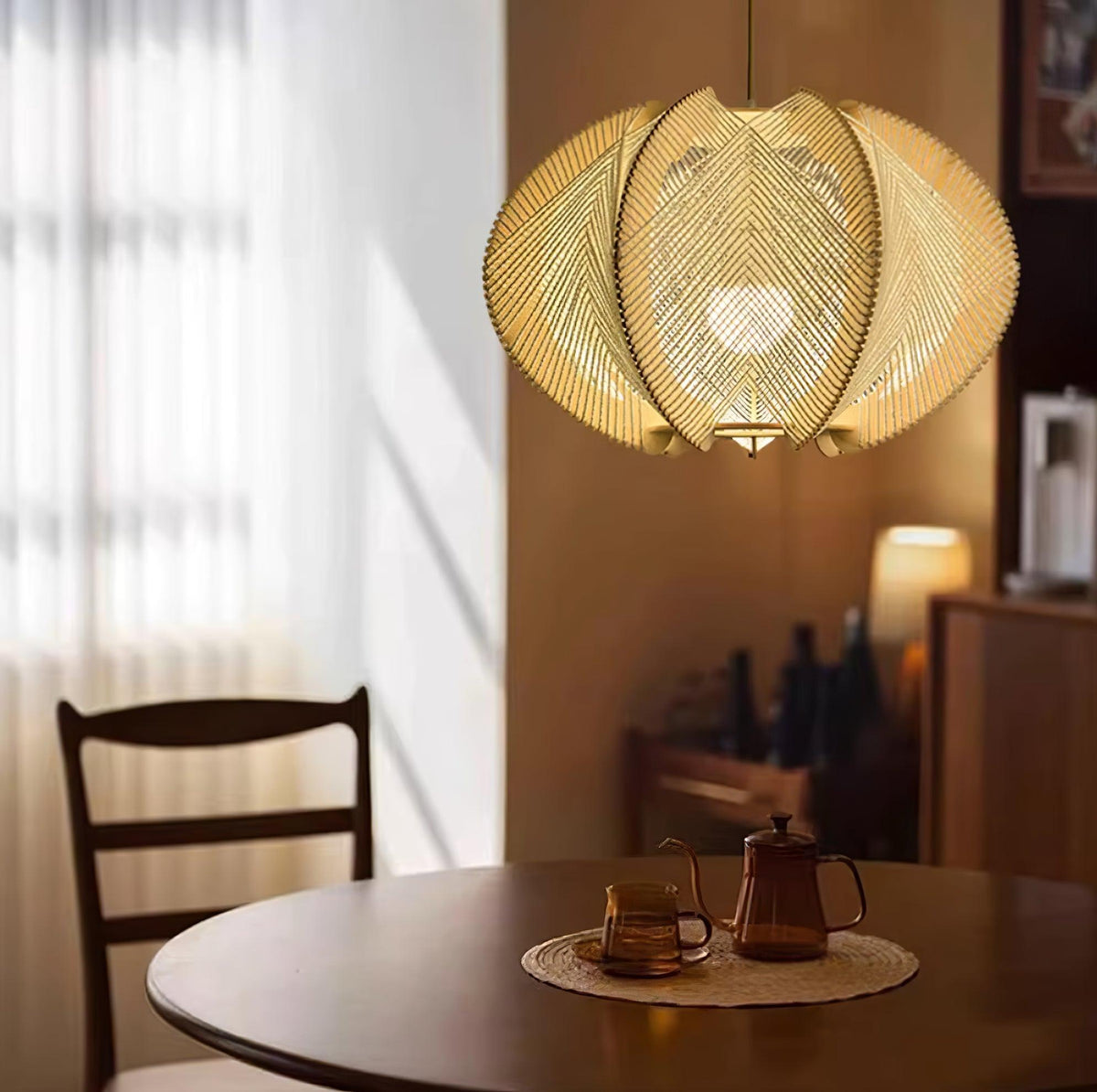 Vanto hanglamp met stoffen kap, houten frame en gedetailleerde draad
