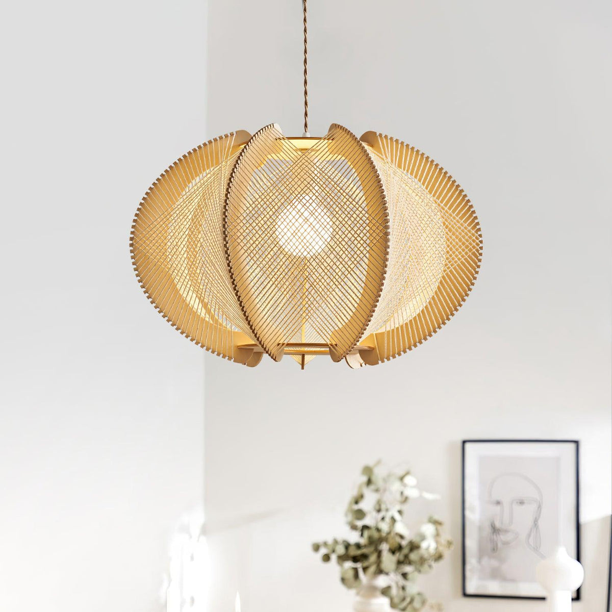 Vanto hanglamp met stoffen kap, houten frame en gedetailleerde draad