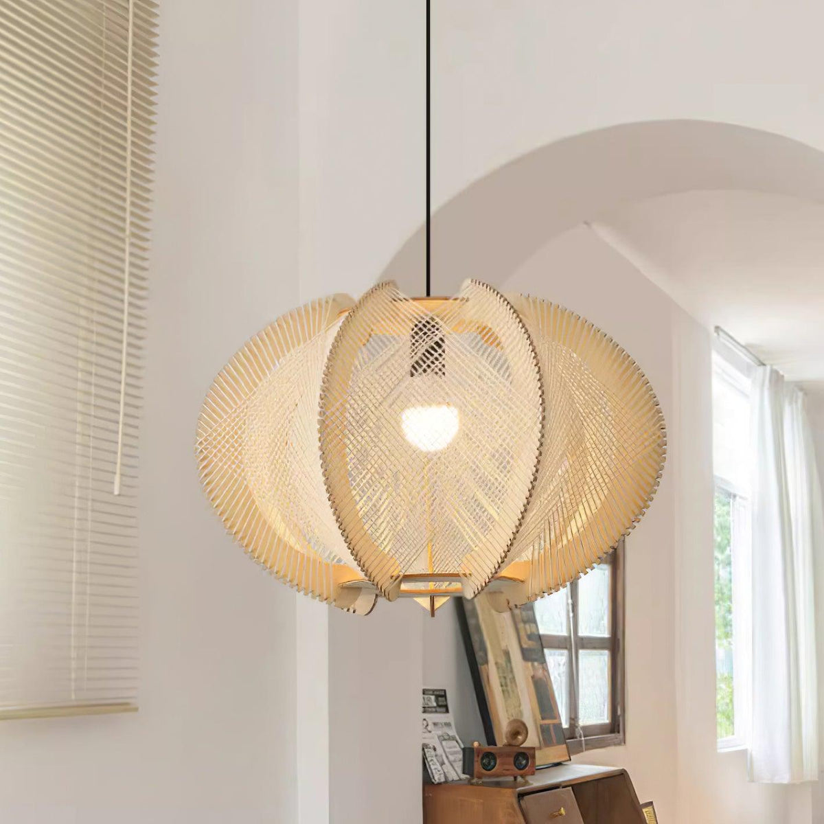 Vanto hanglamp met stoffen kap, houten frame en gedetailleerde draad