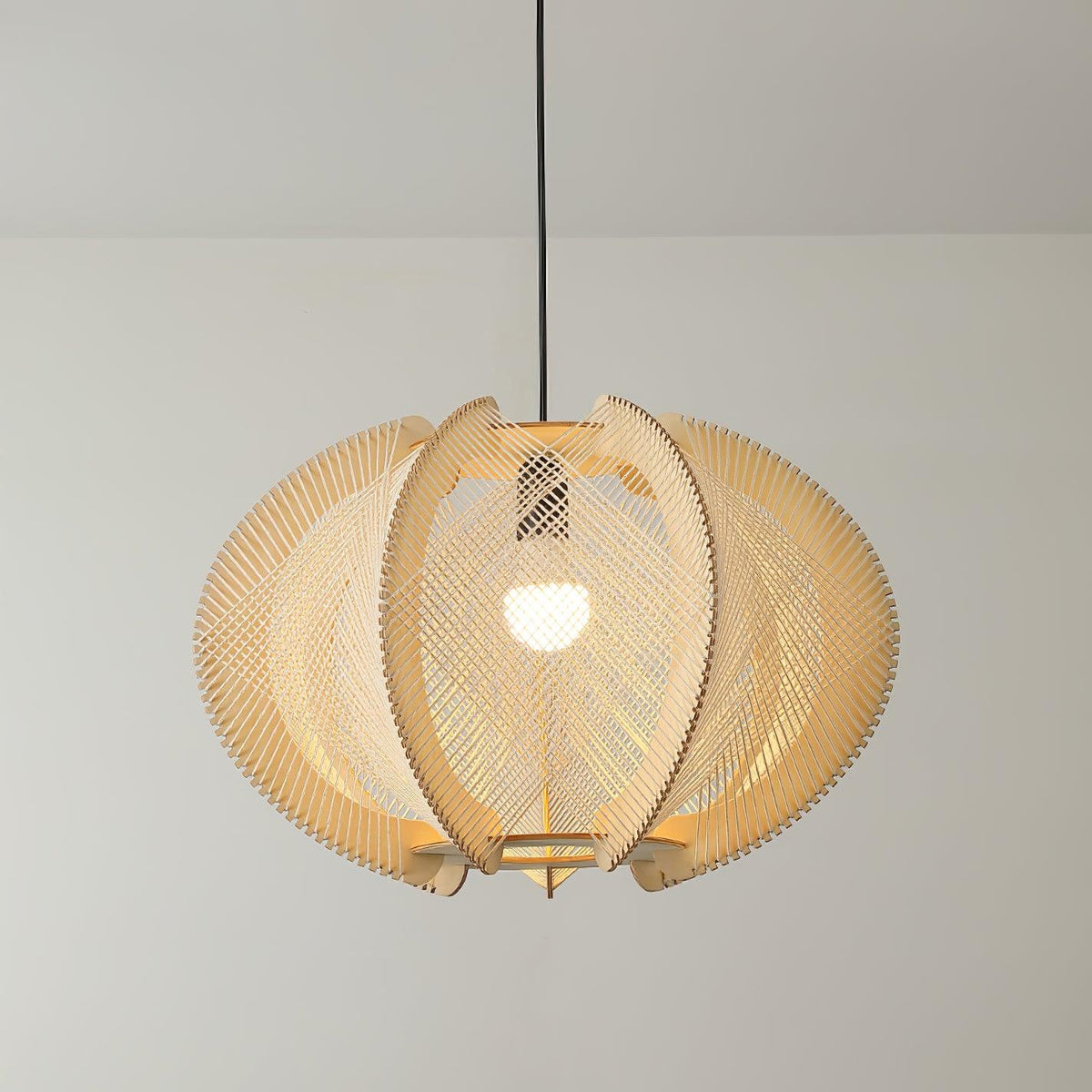 Vanto hanglamp met stoffen kap, houten frame en gedetailleerde draad