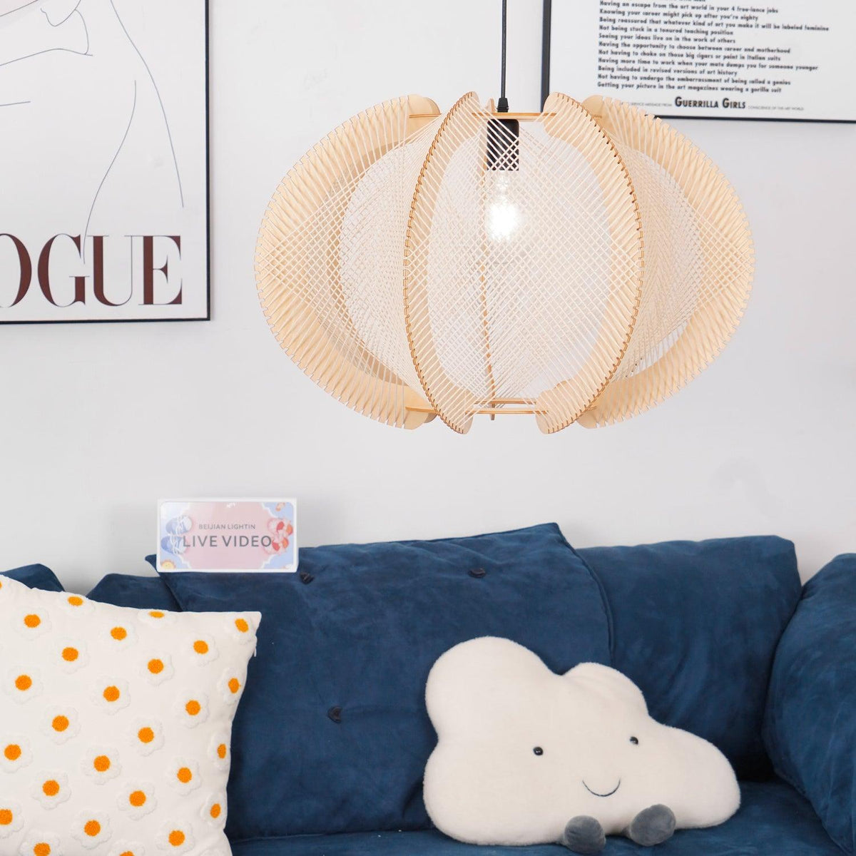 Vanto hanglamp met stoffen kap, houten frame en gedetailleerde draad