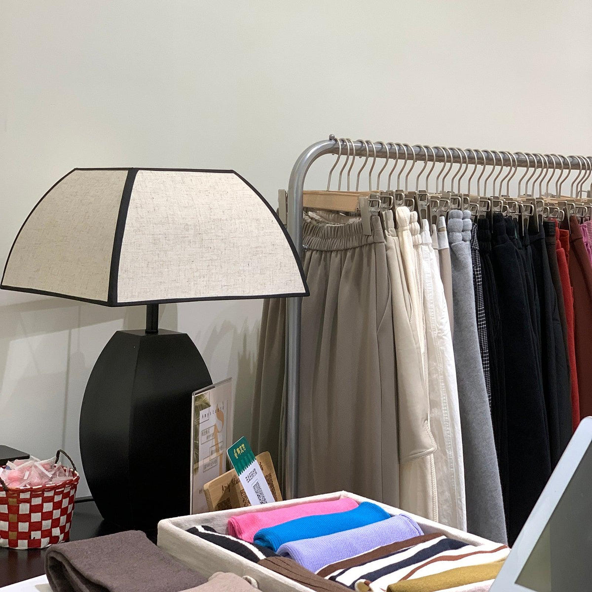Alux Minimalistische tafellamp van textiel