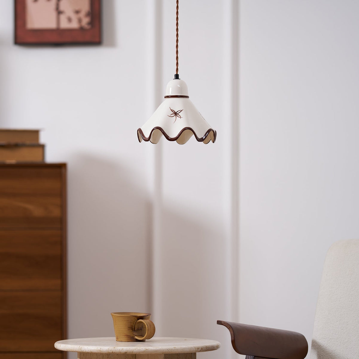 Hanglamp met keramische golfkap en bruin randje, retro landelijke stijl