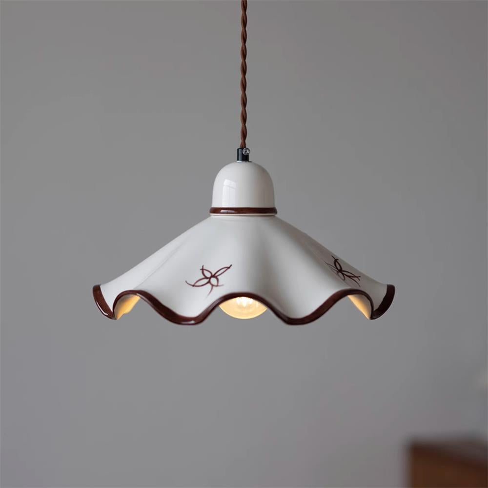 Hanglamp met keramische golfkap en bruin randje, retro landelijke stijl