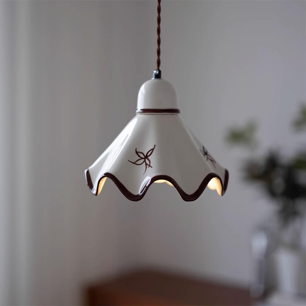 Hanglamp met keramische golfkap en bruin randje, retro landelijke stijl