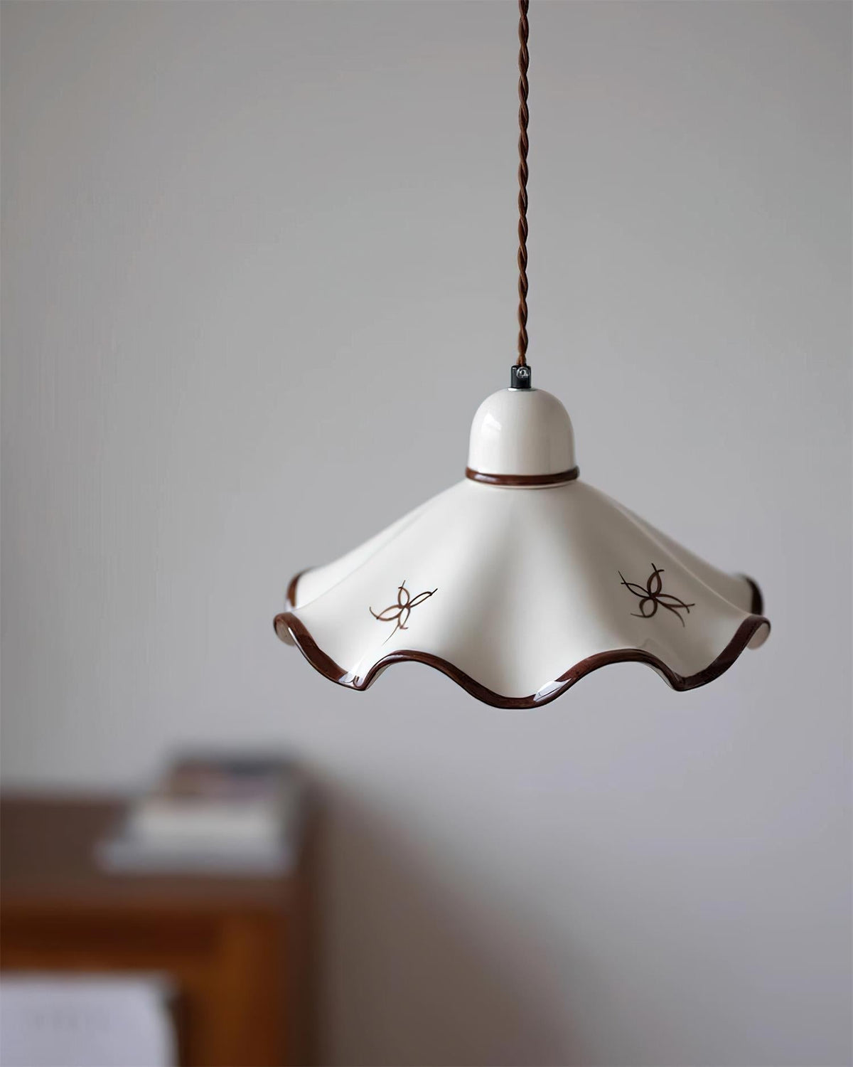 Hanglamp met keramische golfkap en bruin randje, retro landelijke stijl