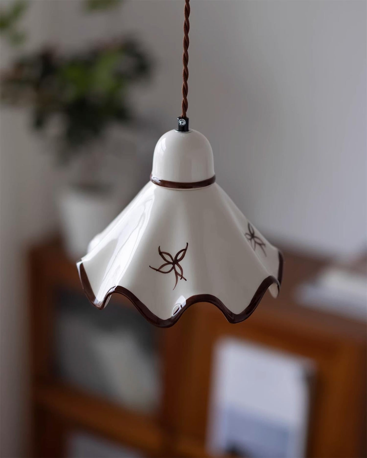 Hanglamp met keramische golfkap en bruin randje, retro landelijke stijl