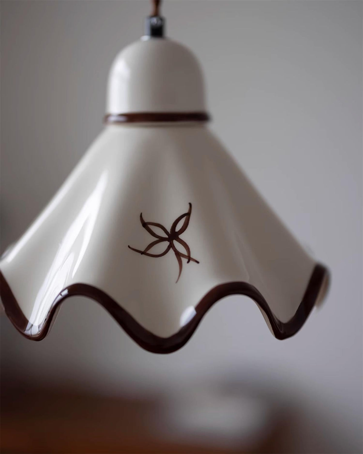 Hanglamp met keramische golfkap en bruin randje, retro landelijke stijl