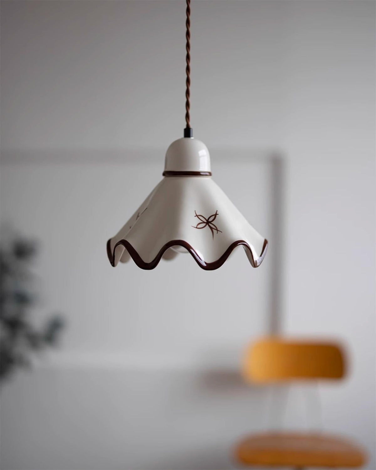 Hanglamp met keramische golfkap en bruin randje, retro landelijke stijl