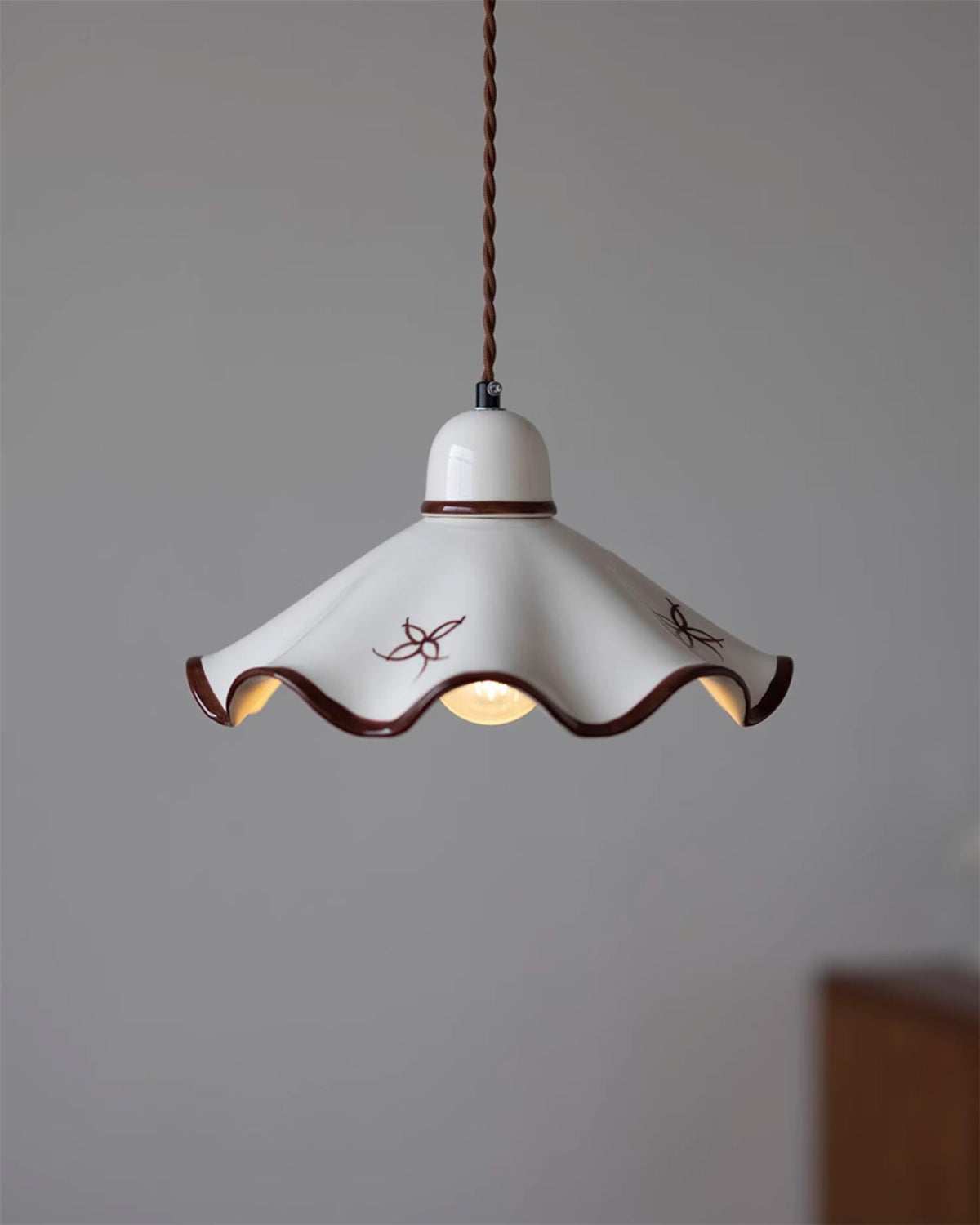 Hanglamp met keramische golfkap en bruin randje, retro landelijke stijl