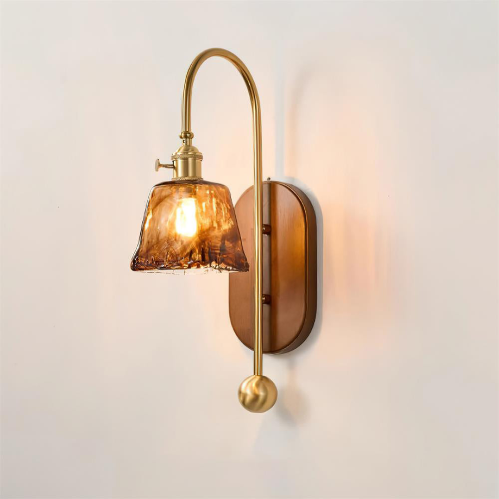 Wandlamp van metaal en glas met gladde bolvormige kap en houten achterplaat