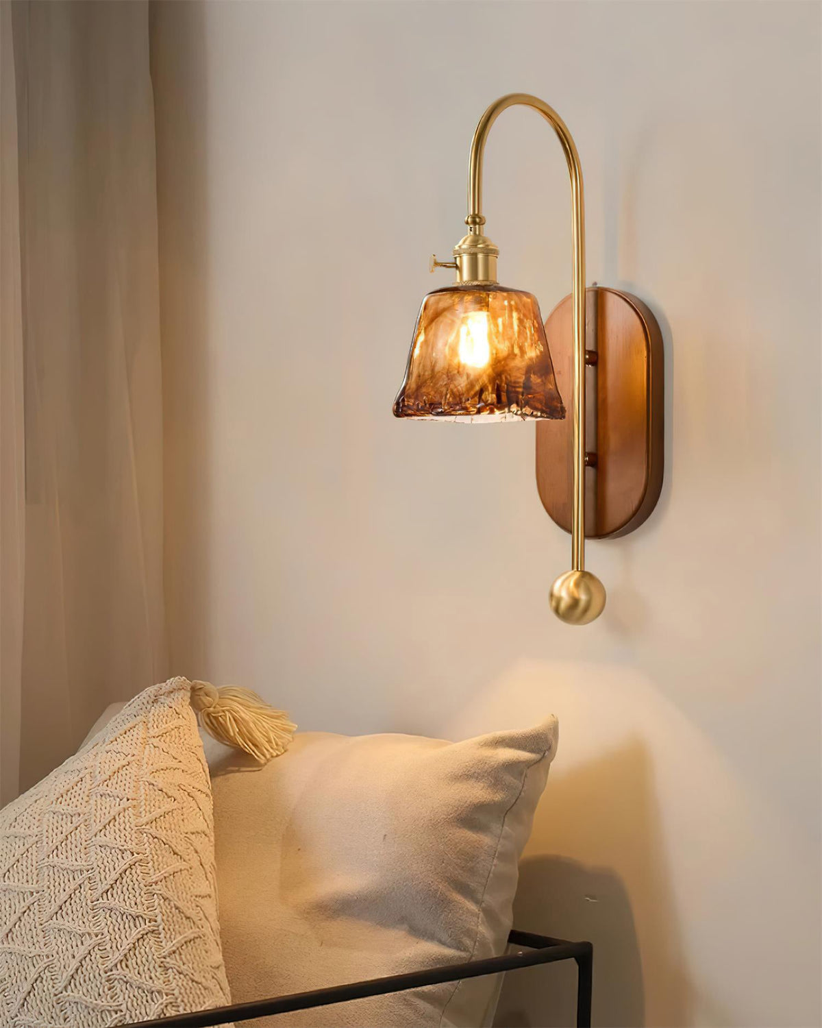 Wandlamp van metaal en glas met gladde bolvormige kap en houten achterplaat