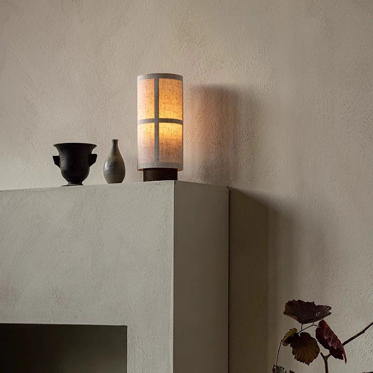 Lior Minimalistische tafellamp van stof en walnoothout
