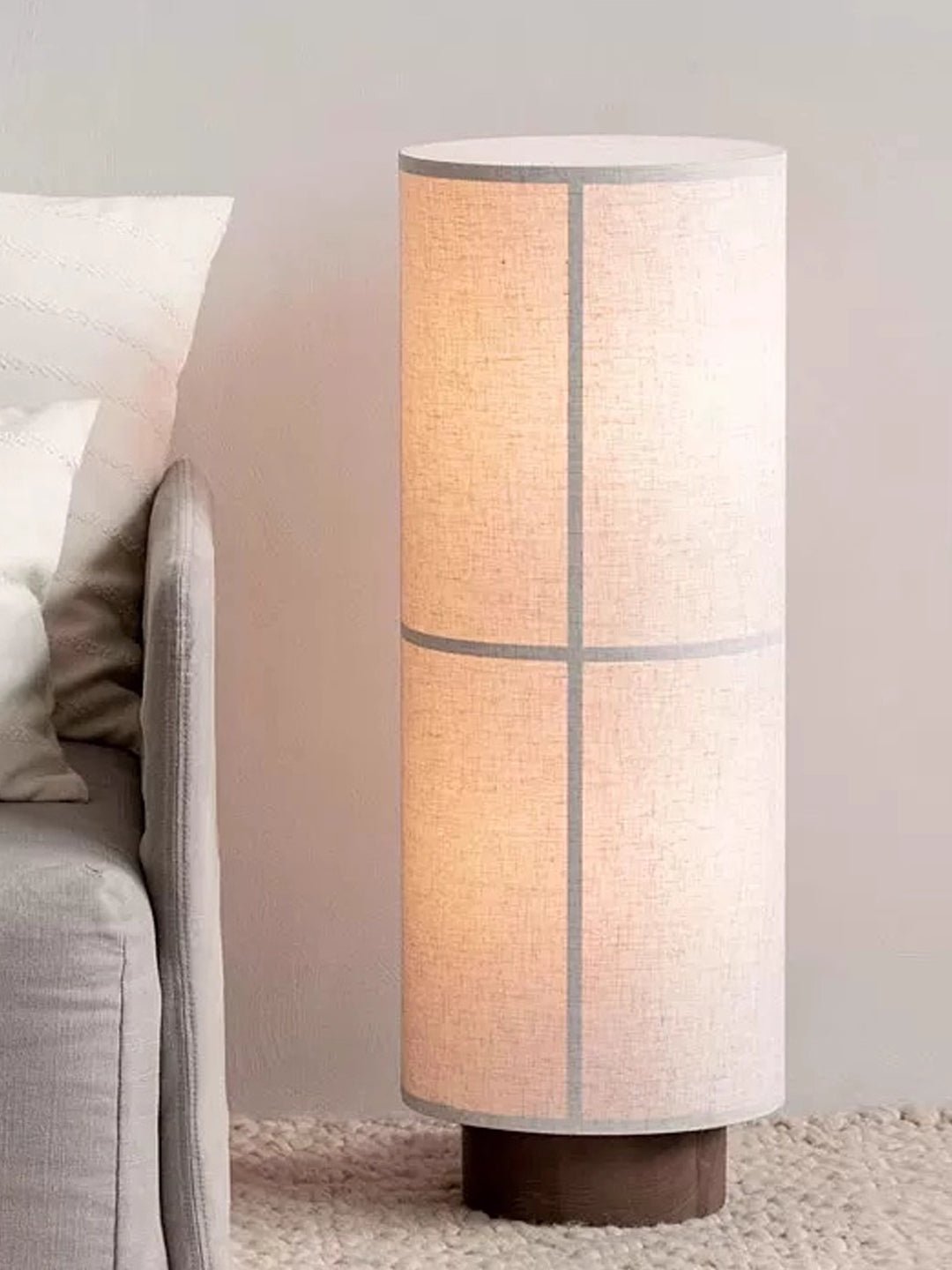 Lior Minimalistische tafellamp van stof en walnoothout