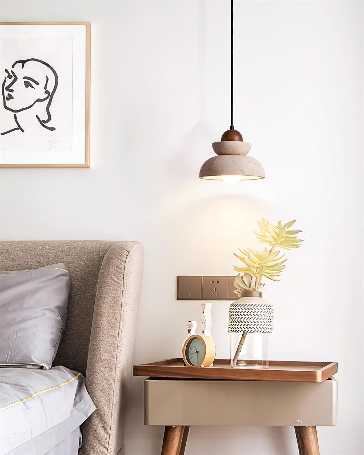Moderne hanglamp met travertin kap en walnootkleurige afwerking